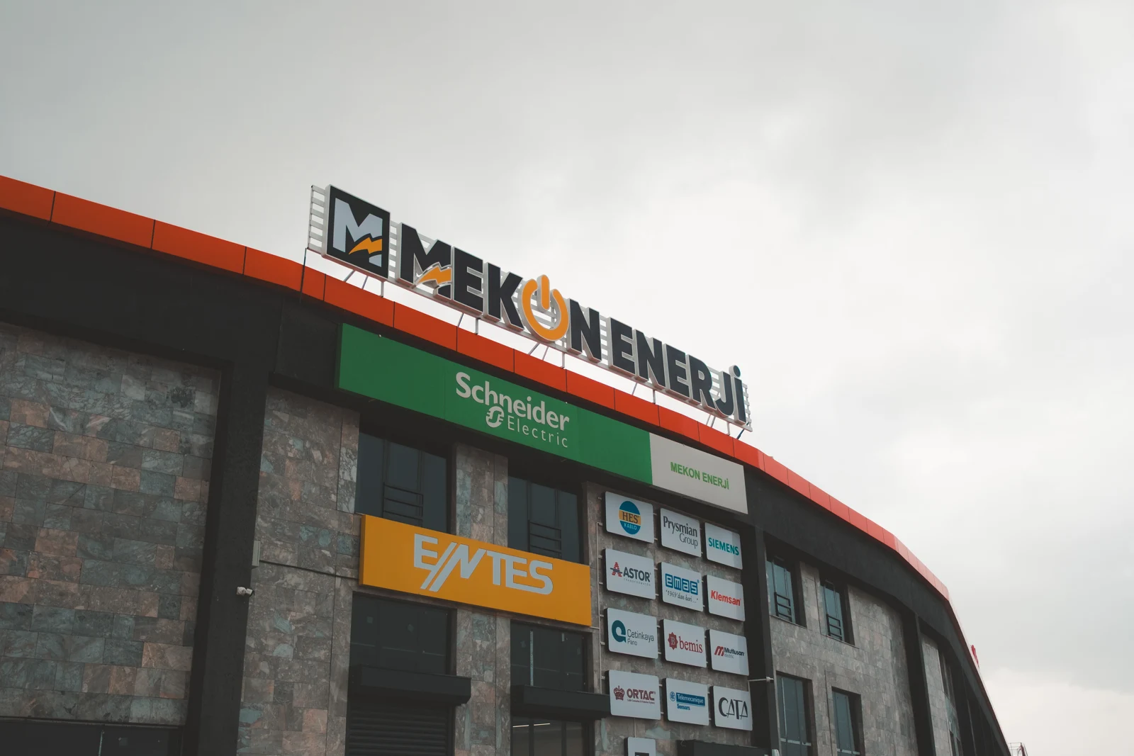 Mekon Enerji Konya Karatay mağazası, Schneider Electric ve ENTES tabelaları